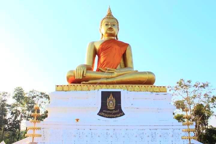 ผู้ว่าฯจังหวัดกำแพงเพชร เปลี่ยนผ้าสบงพระพุทธภูมินทร์ อสีติวัสสามังคลานุสรณ์