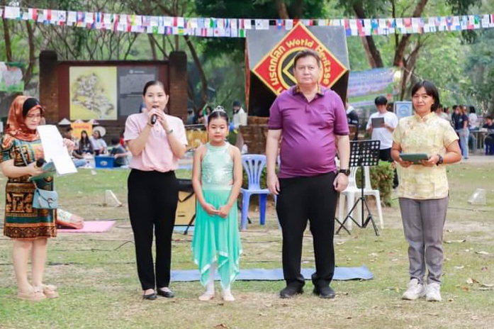 ผู้ว่าราชการจังหวัดกำแพงเพชร พร้อมด้วยประธานแม่บ้านมหาดไทยเยี่ยมชมกิจกรรม ศิลป์ในสวน ครั้งที่ 20 ปีสนามหน้าเมืองกำแพงเพชร