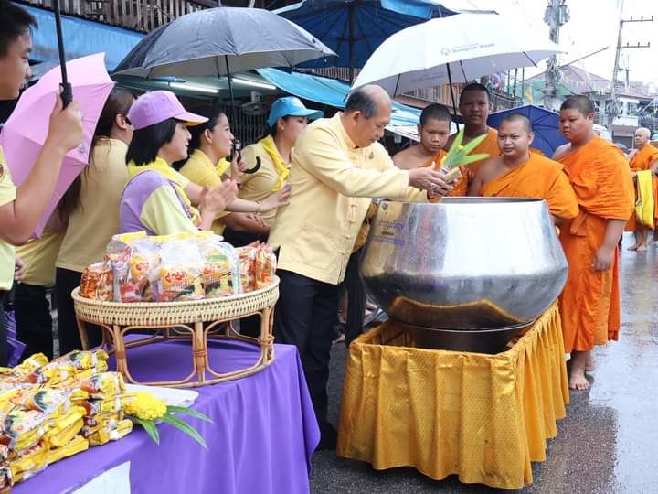 🙏🙏🙏จังหวัดกำแพงเพชร พิธีทำบุญตักบาตร (ข้าวสารอาหารแห้ง) พระนวกะตามโครงการบรรพชาอุปสมบท เฉลิมพระเกียรติพระบาทสมเด็จพระเจ้าอยู่หัว เนื่องในโอกาสพระราชพิธีมหามงคลเฉลิมพระชนมพรรษา ๖ รอบ ๒๘ กรกฎาคม ๒๕๖๗ จำนวน ๘๑ รูป