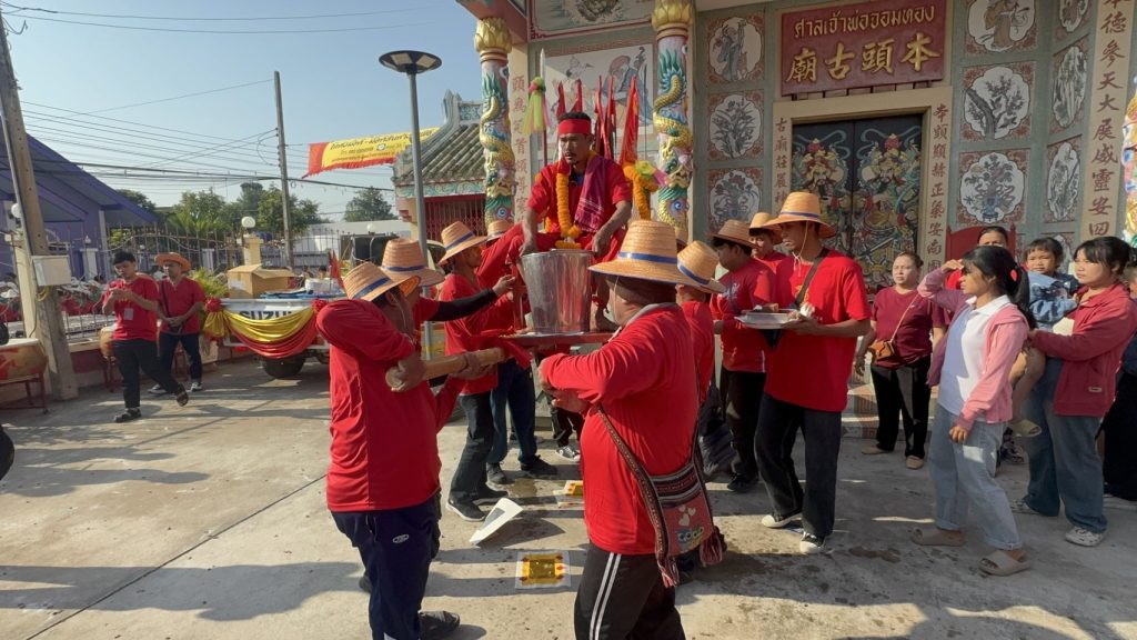 💥💥พิธีอัญเชิญ “เจ้าพ่อจอมทอง” ประจำปี 67 เชื่อบารมีเจ้าพ่อปกปักรักษา พร้อมส่องเลขหางประทัด-ทะเบียนรถเสี่ยงดวงให้โชค 📌(คลิป)https://youtu.be/cm7A-W4rbJg?si=Uf5OvDvGiwYQPsQ4